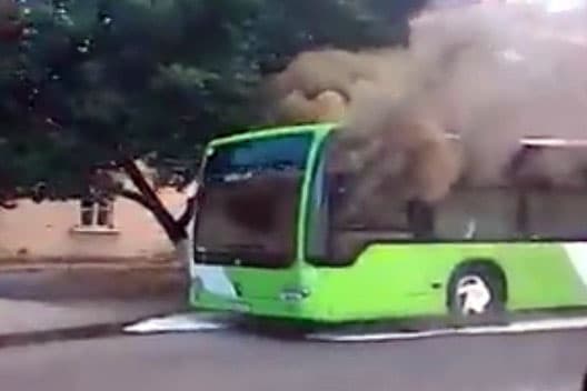 Toshkentda yana bir Mercedes rusumli avtobus yonib ketdi