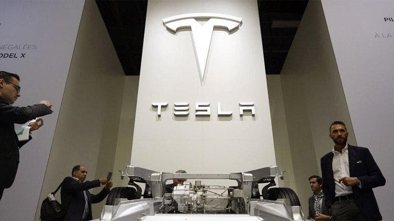 Tesla soatiga yarim million dollar yo‘qotmoqda
