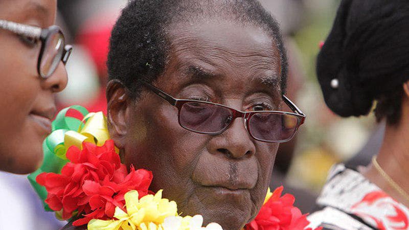 Mugabe harbiylardan «hokimiyatda yana jichcha qolishni» so‘radi