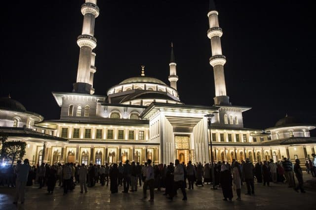 Erdo‘g‘an masjidda bomdod namoziga azon aytdi