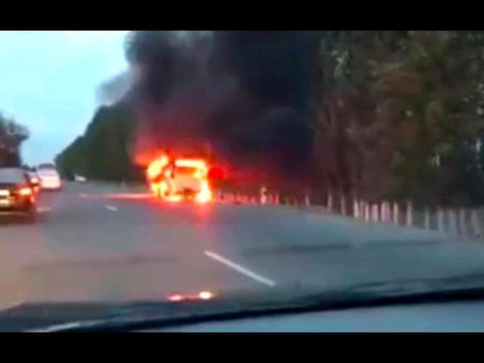Video: Yangiyo‘l tumani hududida mikroavtobus yonib ketdi