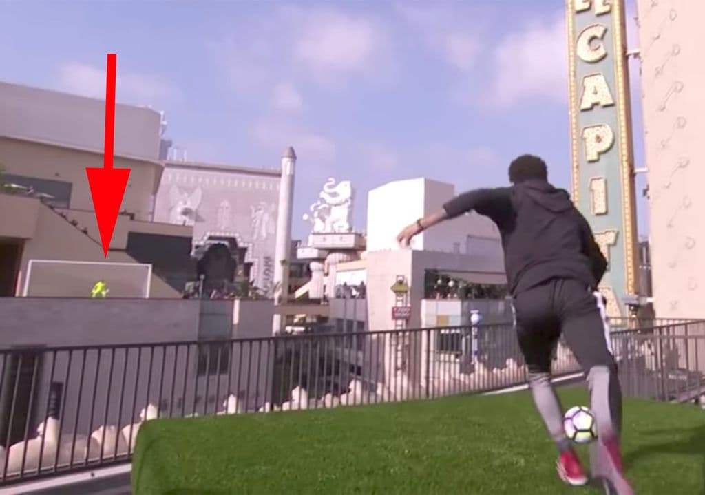 Video: Neymar Hollivuddagi binolardan biri tomidagi darvozaga gol urdi
