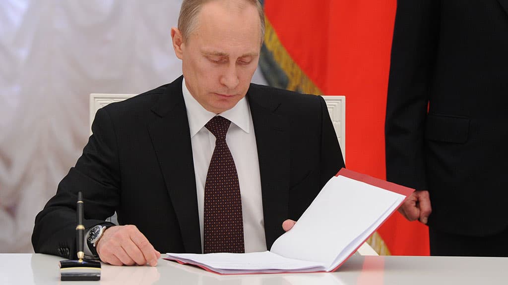 Putin Donbassda yashayotgan Ukraina fuqarolari hujjatlarini tan olish haqidagi farmonni imzoladi