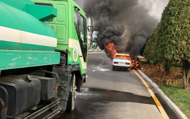 В Ташкенте загорелся автомобиль ВАЗ-2107