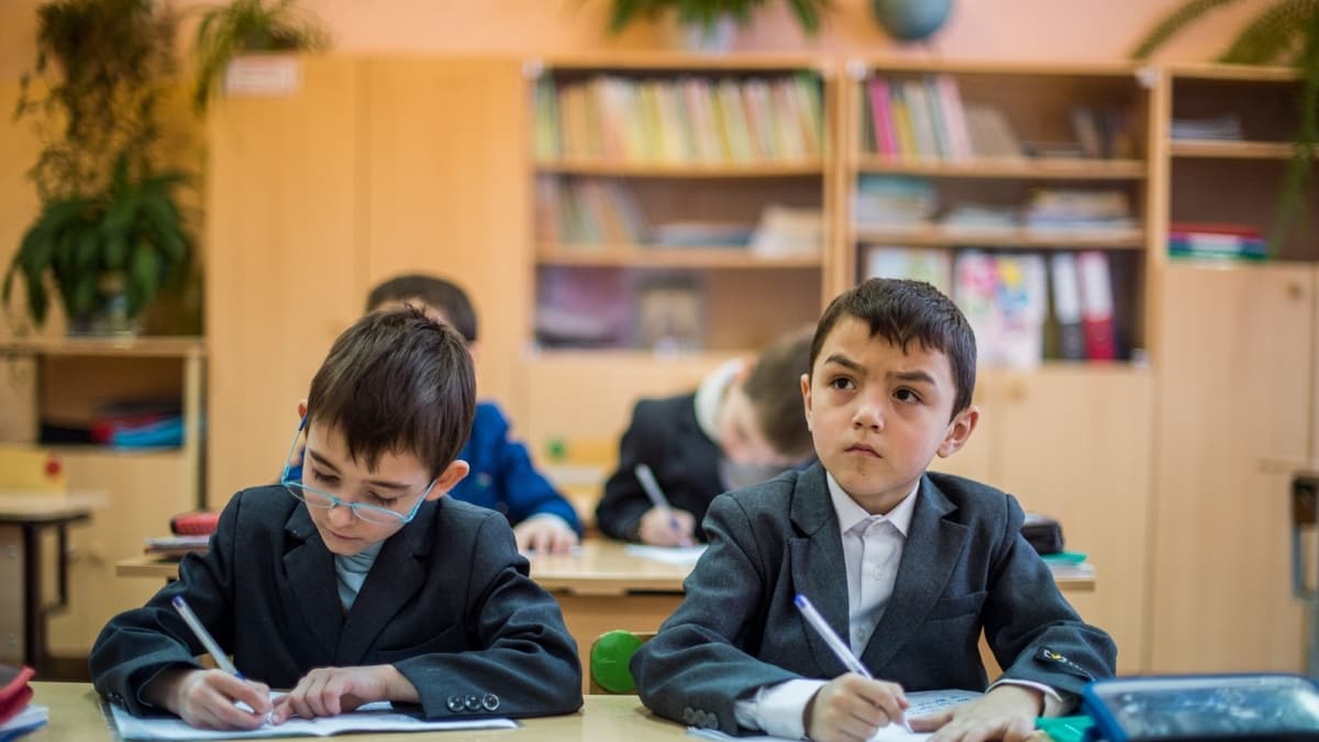 Rossiyada o‘qituvchilarga migrant bolalarning «jinoyatlarga moyilligini» aniqlash uchun ularni kuzatish tavsiya etildi