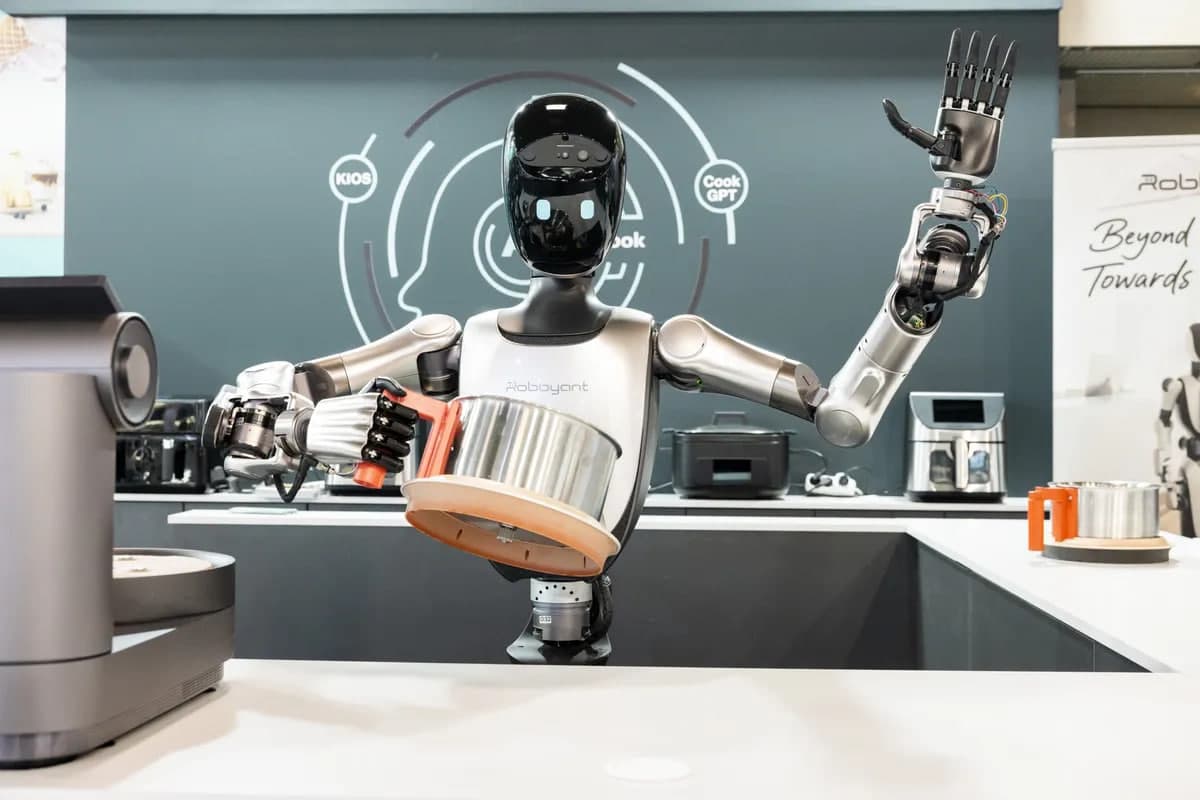 Xitoy kompaniyasi oshpaz-robotni taqdim qildi