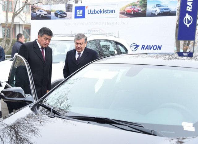 Foto: Qirg‘iziston prezidenti O‘zbekistonda ishlab chiqarilayotgan milliy mahsulotlar bilan tanishdi