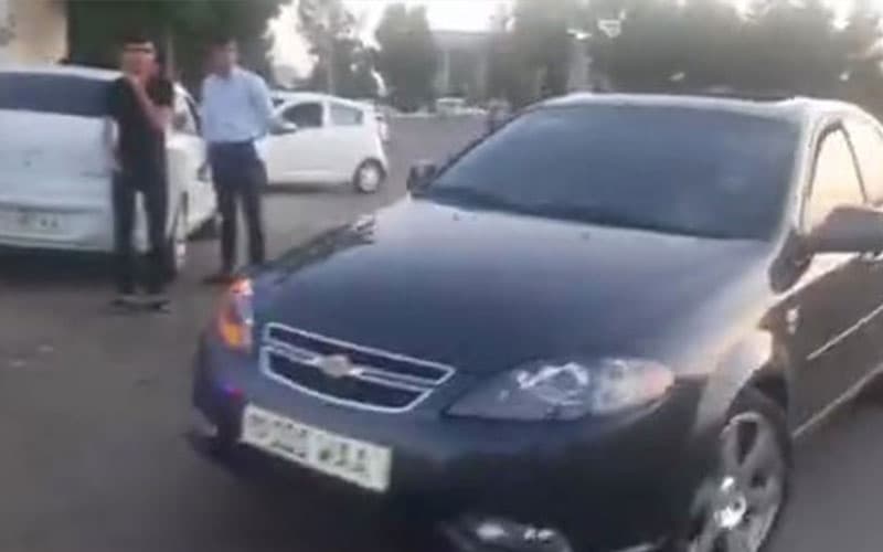 В Термезе молодой водитель решил покататься на Lacetti по встречной полосе - видео