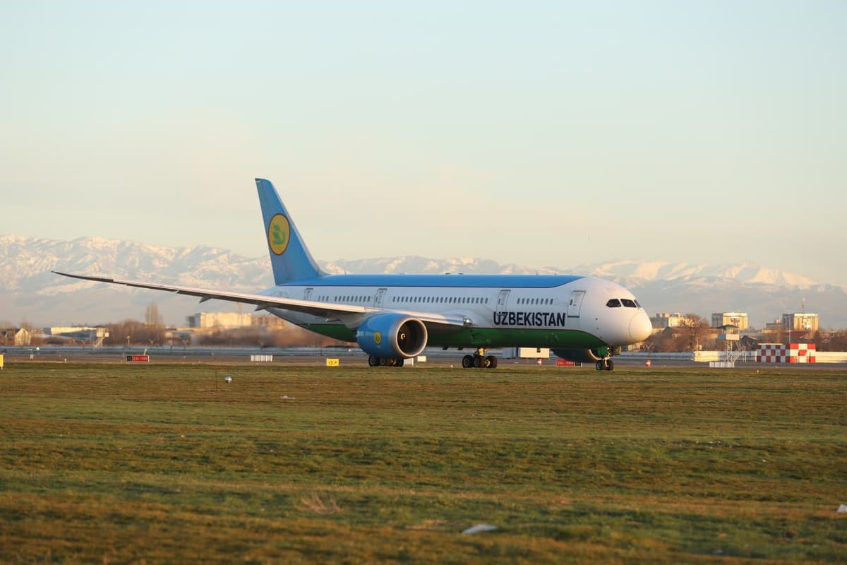 Plane en route “Moscow-Tashkent” makes an emergency landing in Urganch