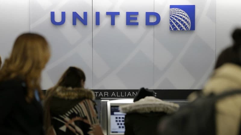 United Airlines yo‘lovchi bilan bog‘liq mojaro sababli 800 mln dollar yo‘qotdi