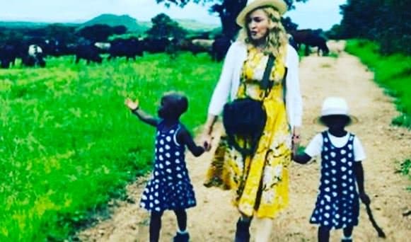 Madonna afrikalik egizaklarni asrab oldi