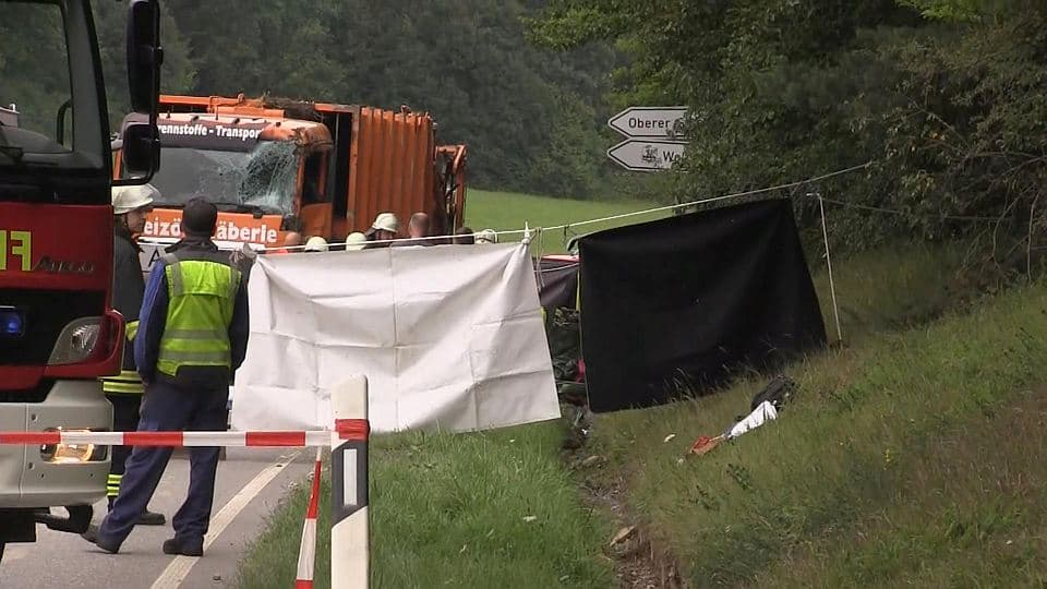 Germaniyada chiqindi tashuvchi mashina ichida odamlar bo‘lgan avtomobilni bosib qoldi