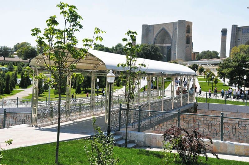 Samarqandda piyodalar uchun Islom Karimov yodgorlik majmuasiga olib boradigan yangi ko‘prik barpo etildi