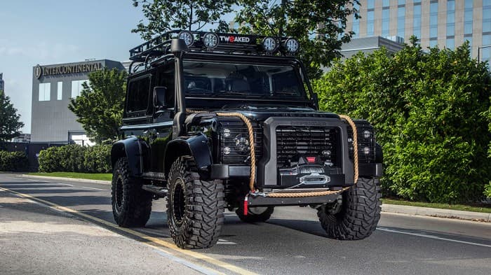 Britaniyaliklar Land Rover Defender’ni "Bond mashinasiga" aylantirishdi