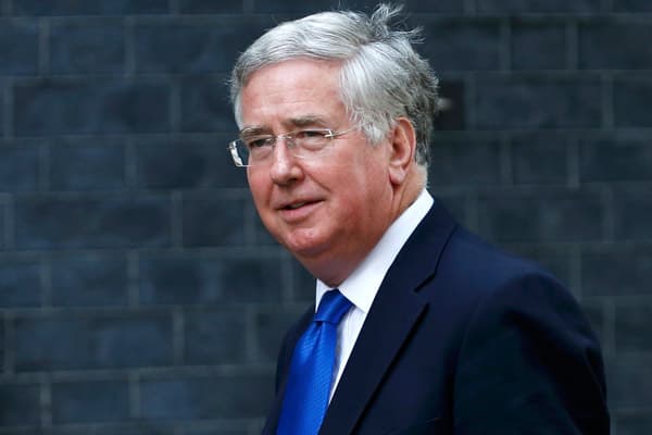 Maykl Fellon Buyuk Britaniya mudofaa vazirligida rahbarligicha qoldi