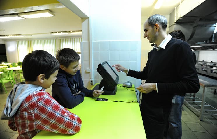 Moskvalik o‘quvchilar maktabga elektron bilakuzuk bilan kirishadi