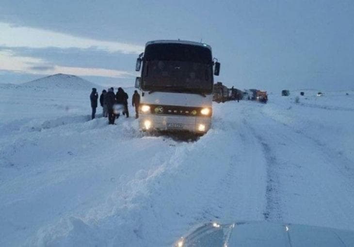 Қозоғистонда ўзбекистонликлар бўлган уч автобус қор бўрони туфайли тўхтаб қолди 