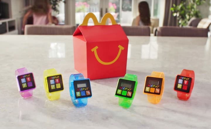 McDonald's терига салбий таъсир этувчи ўн миллионлаб браслетларини қайтариб олади