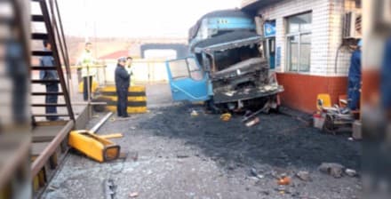 Politsiyachi fojiaga bir soniya qolganda o‘z joyini tark eta oldi 