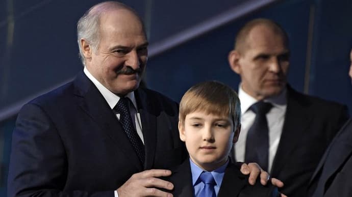 Лукашенко 12 ёшли ўғлини Қирғизистондаги саммитга олиб борди 