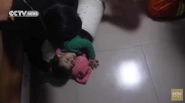 Video: Ikki yashar xitoylik qizcha kir yuvish mashinasiga tiqilib qoldi