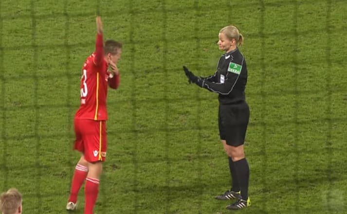 Video: Futbol hakami golli uzatma muallifi bo‘ldi 