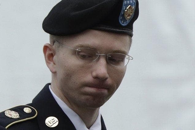 WikiLeaks informatori turmadagi ochlikni to‘xtatdi