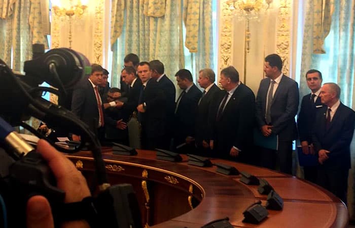 Poroshenko va Lukashenkoning uchrashuvi paytida Ukraina davlat chegara xizmati rahbari hushidan ketdi (Video)