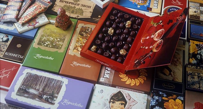 O‘zbekistonga ekstremistik materiallarni konfet qutisida olib kirishga uringan shaxs qo‘lga olindi