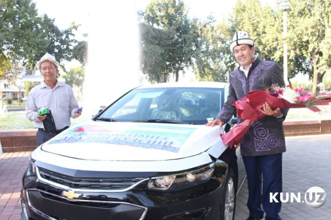 Qirg‘izistonlik oqinga Prezident sovg‘alari - “Malibu” va uy kaliti topshirildi
