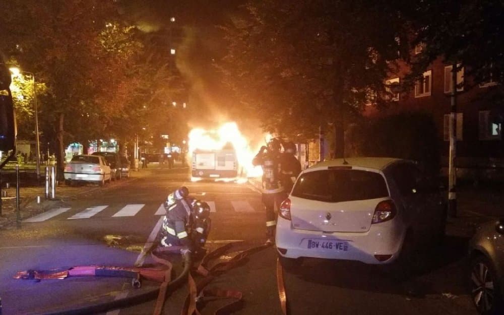 Parij yaqinida noma'lum shaxslar avtobusni yoqib yubordi