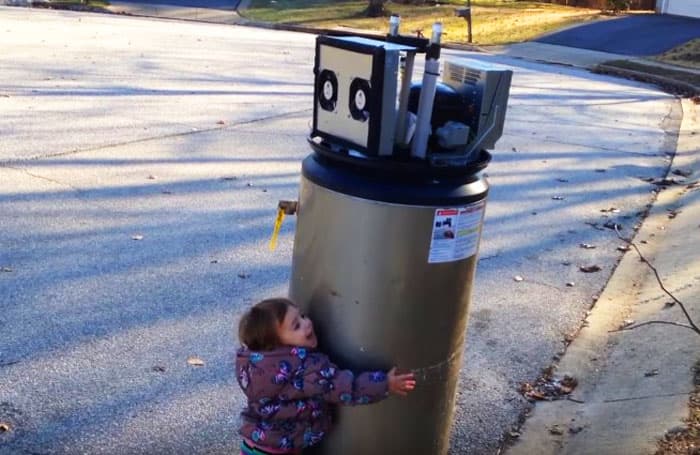 Video: Qizaloq suv isitish qurilmasini robot deb o‘yladi
