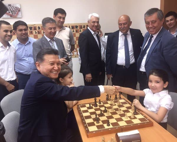 FIDe prezidenti o‘zbekistonlik 7 yoshli shaxmatchi qiz bilan durang o‘ynadi (foto)