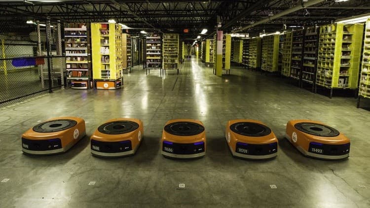 Amazon xodimlar sonini qisqartirmay 15 ming robotni ishga tushirdi