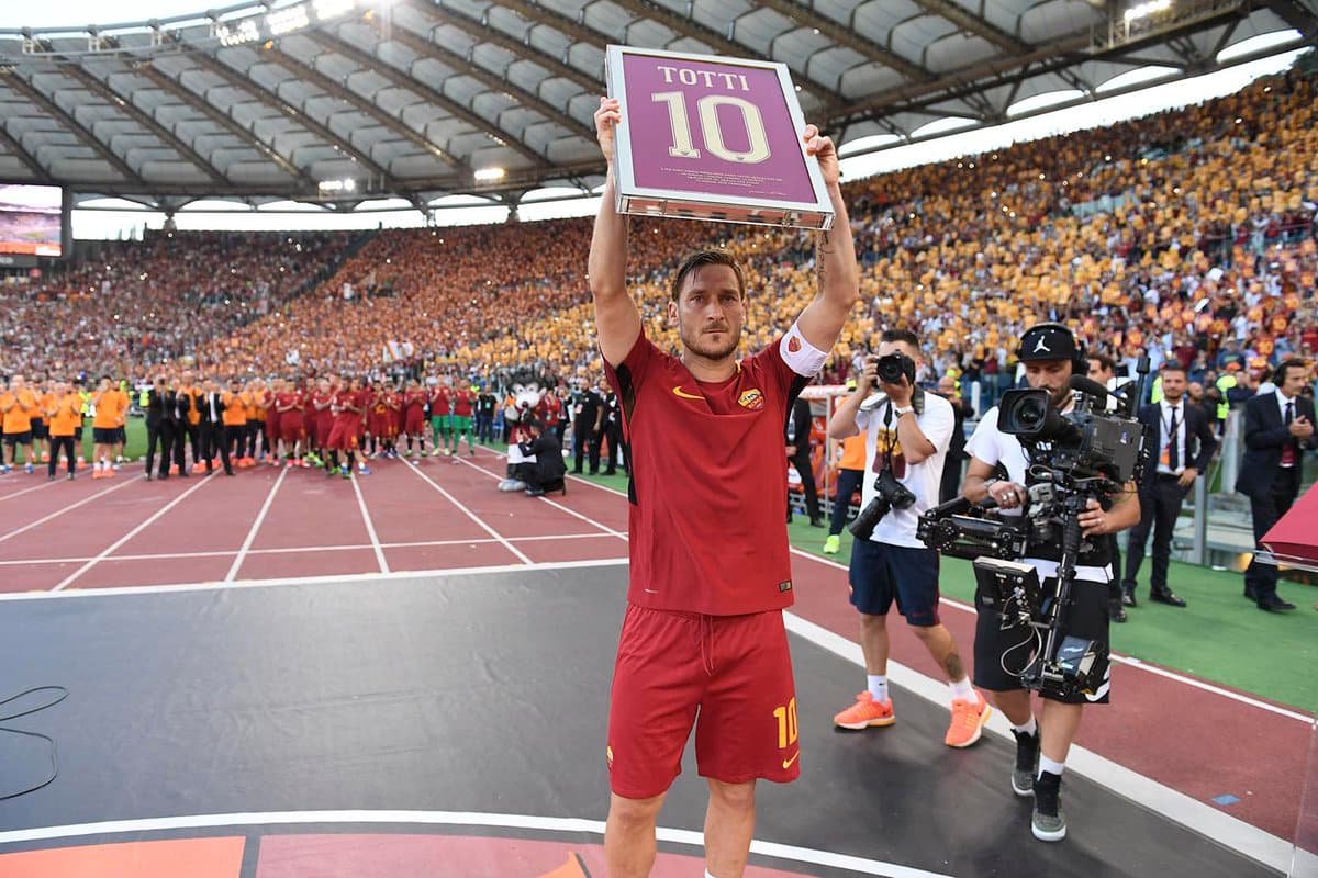 Totti futbolchilik faoliyatini yakunladi. Rim o‘z imperatoriga bosh egdi