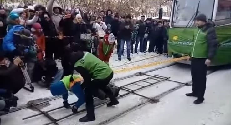 Irkutsklik ayol 20 gradus sovuqda tramvay vagonlarini surib rekord o‘rnatdi