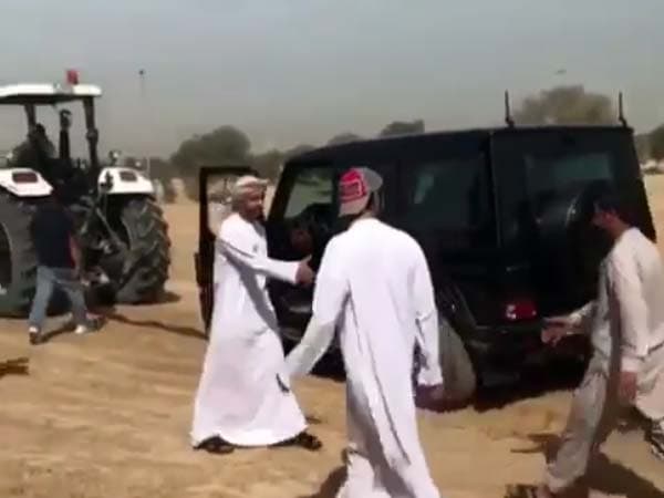 Видео: Дубай валиаҳди саҳрода қолиб кетган юк машинаси эгасига ёрдам берди