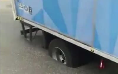 Kuvaytda yuk mashinasi issiqlikdan erib ketgan asfaltga botib qoldi