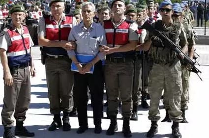Turkiyada to‘ntaruvga urinishda ayblanayotganlar sudda kiyadigan kiyimlar belgilab olindi
