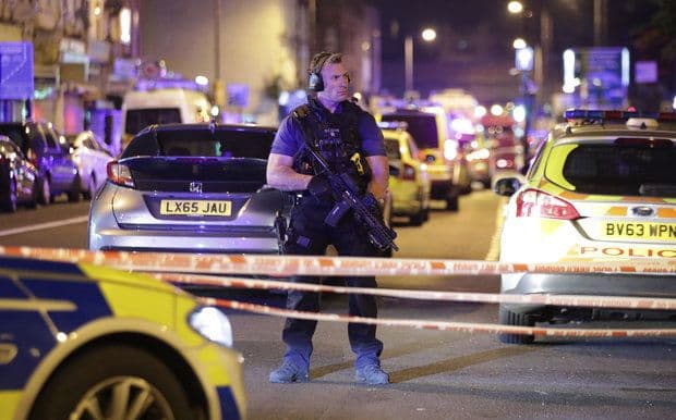 Londondagi masjiddan chiqayotgan odamlar furgon haydovchisi tomonidan bosib ketildi