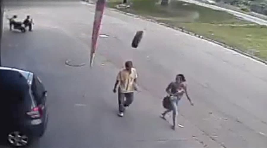 G‘oyibdan uchib kelgan g‘ildirak piyoda "qotiliga" aylanishiga bir baxya qoldi (video)
