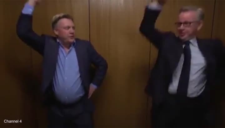 Britaniyalik amaldorlar liftda Gangnam Style'ga raqs tushishdi (video)