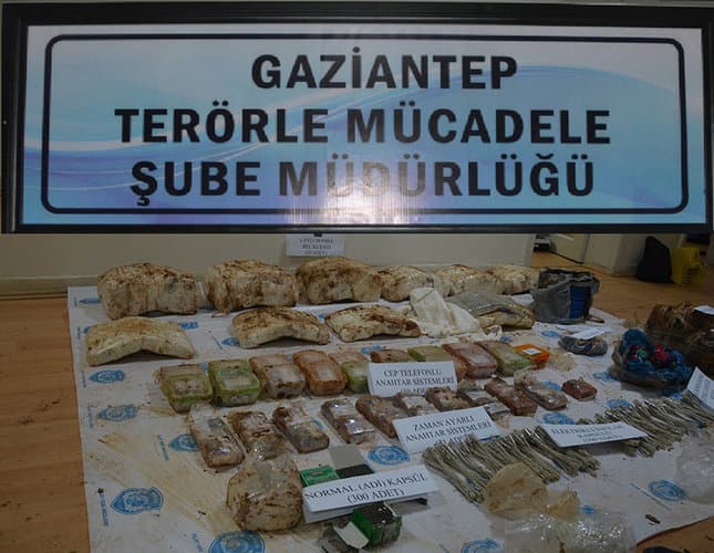 Turkiya politsiyasi hujumga tayyorlanayotgan 4 terrorchidan 24ta portlovchi qurilmani musodara qildi