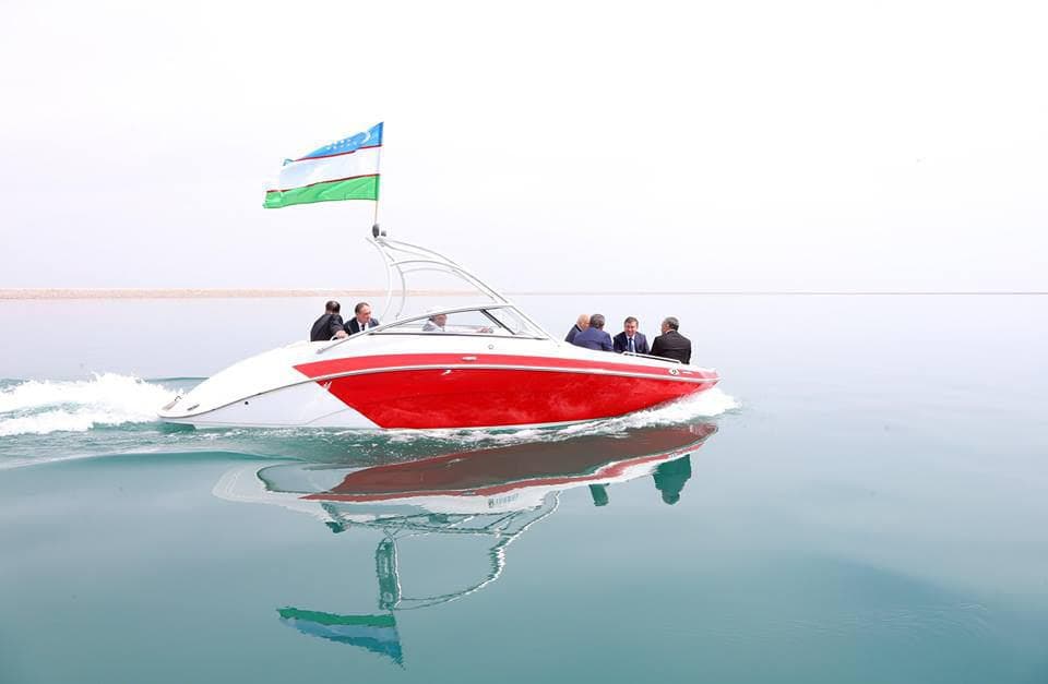Kun fotosi: Mirziyoyev Sardoba suv ombori bilan katerda tanishdi
