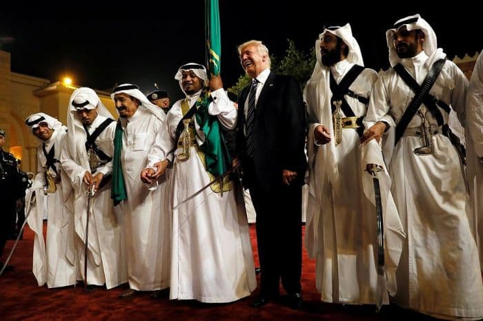 Video: Tramp va Saudiya Arabistoni qiroli qilichlar bilan raqs ijro etishdi