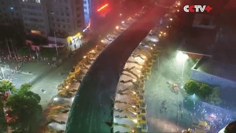 Taymlaps-video: Xitoyda 116ta ekskvator 2 kechada estakadani qismlarga ajratdi