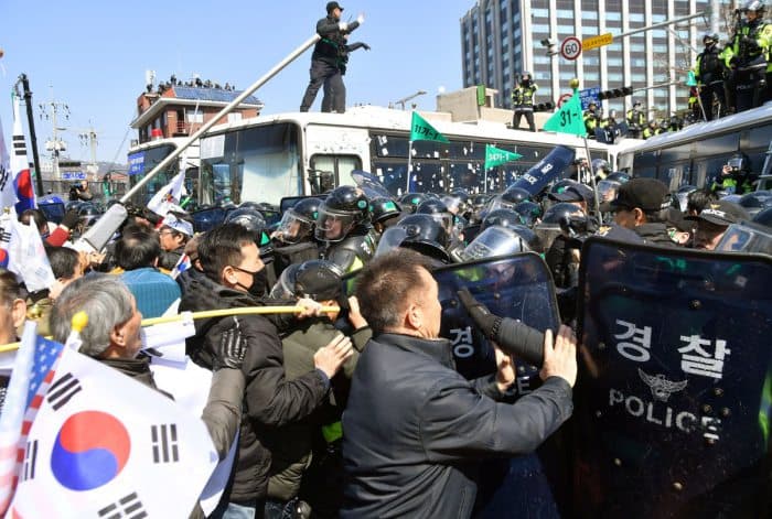 Seulda politsiya bilan to‘qnashuvlar boshlandi, muxbirlar kaltaklandi (foto)