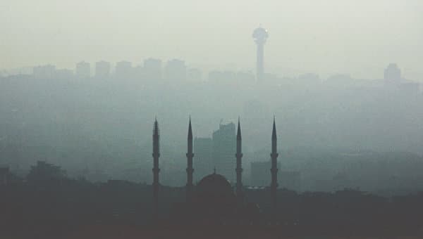 Anqarada otishma ovozlari eshitildi, shahar ustida qiruvchi samolyot va vertolyotlar parvoz qilmoqda