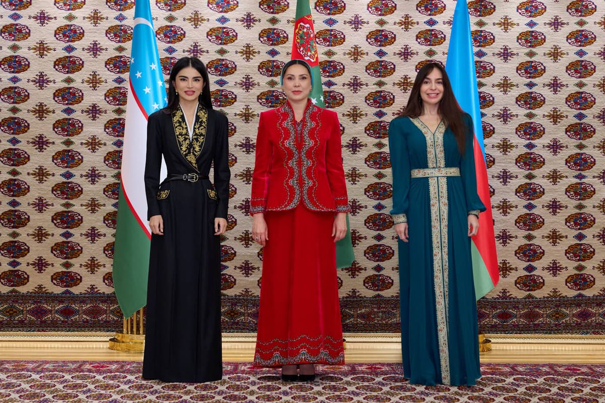 Saida Mirziyoyeva Ashxobodda Laylo Alieva va Oguljahon Atabayeva bilan uchrashdi