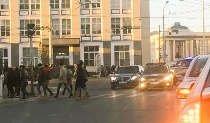 Prezident korteji piyodalarni o‘tkazib yubordi